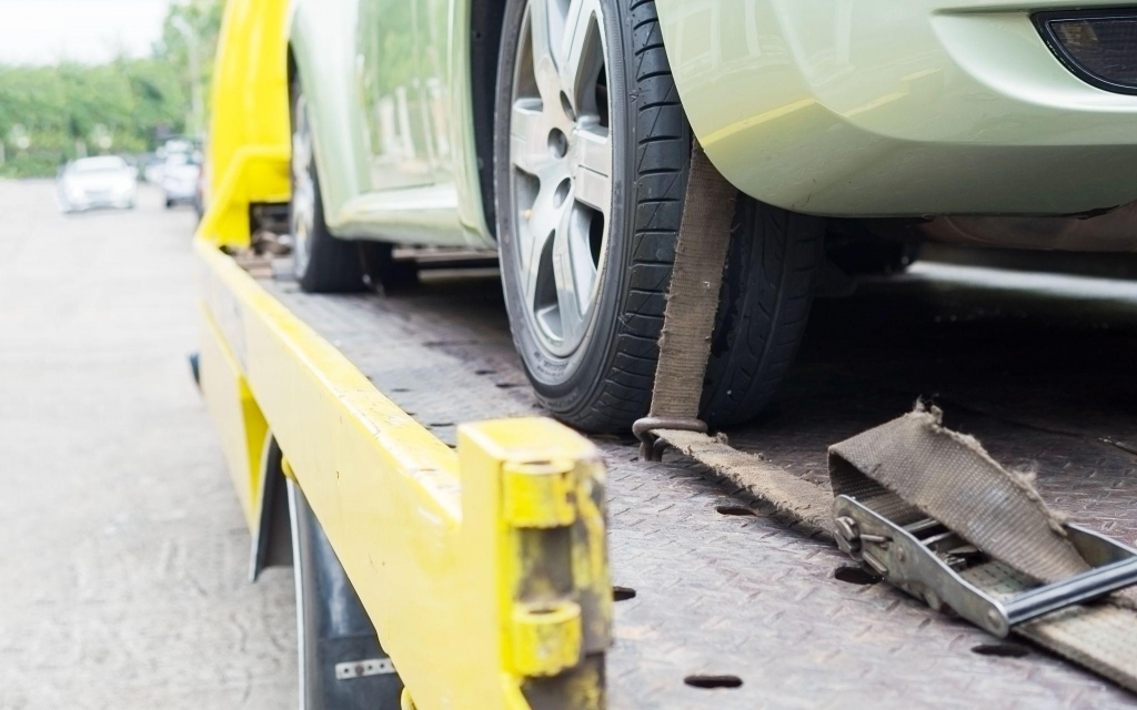 Jak dostat nepojzdn auto ze zahrani? Sprvn pojitn me zachrnit destky tisc