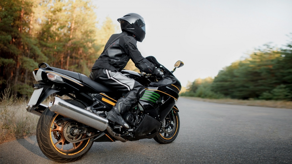 Bezpen na silnici: Jak sprvn vybrat kvalitn obleen na motorku?